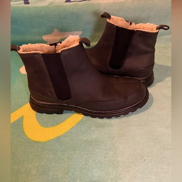 UGG Australia Sz-9 Women’s Leather Shearling 5459 Chelsea Boots Pre-owned. - Picture 1 of 6